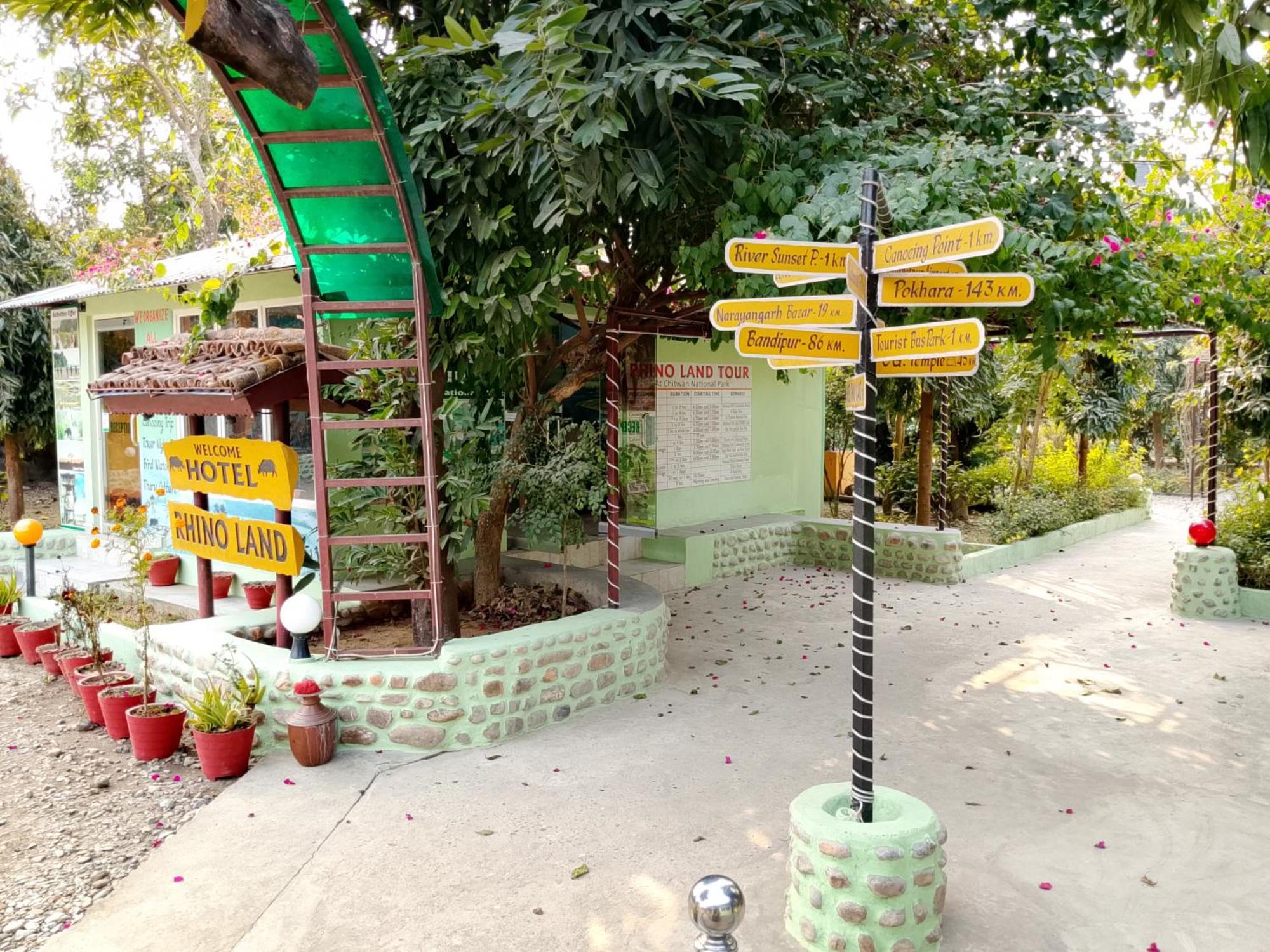 Hotel Rhino Land-Sauraha Family Home Exterior foto
