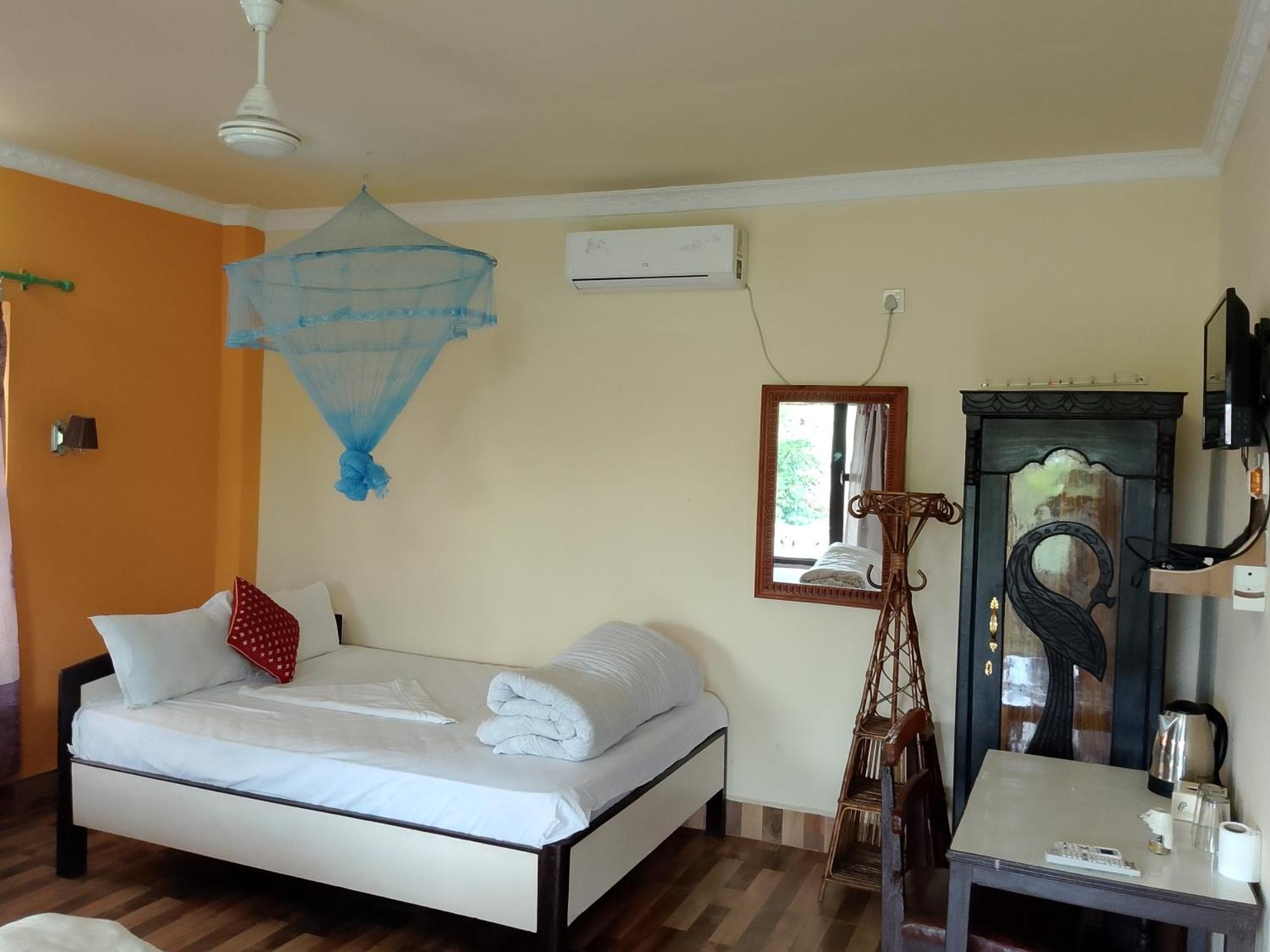 Hotel Rhino Land-Sauraha Family Home Exterior foto