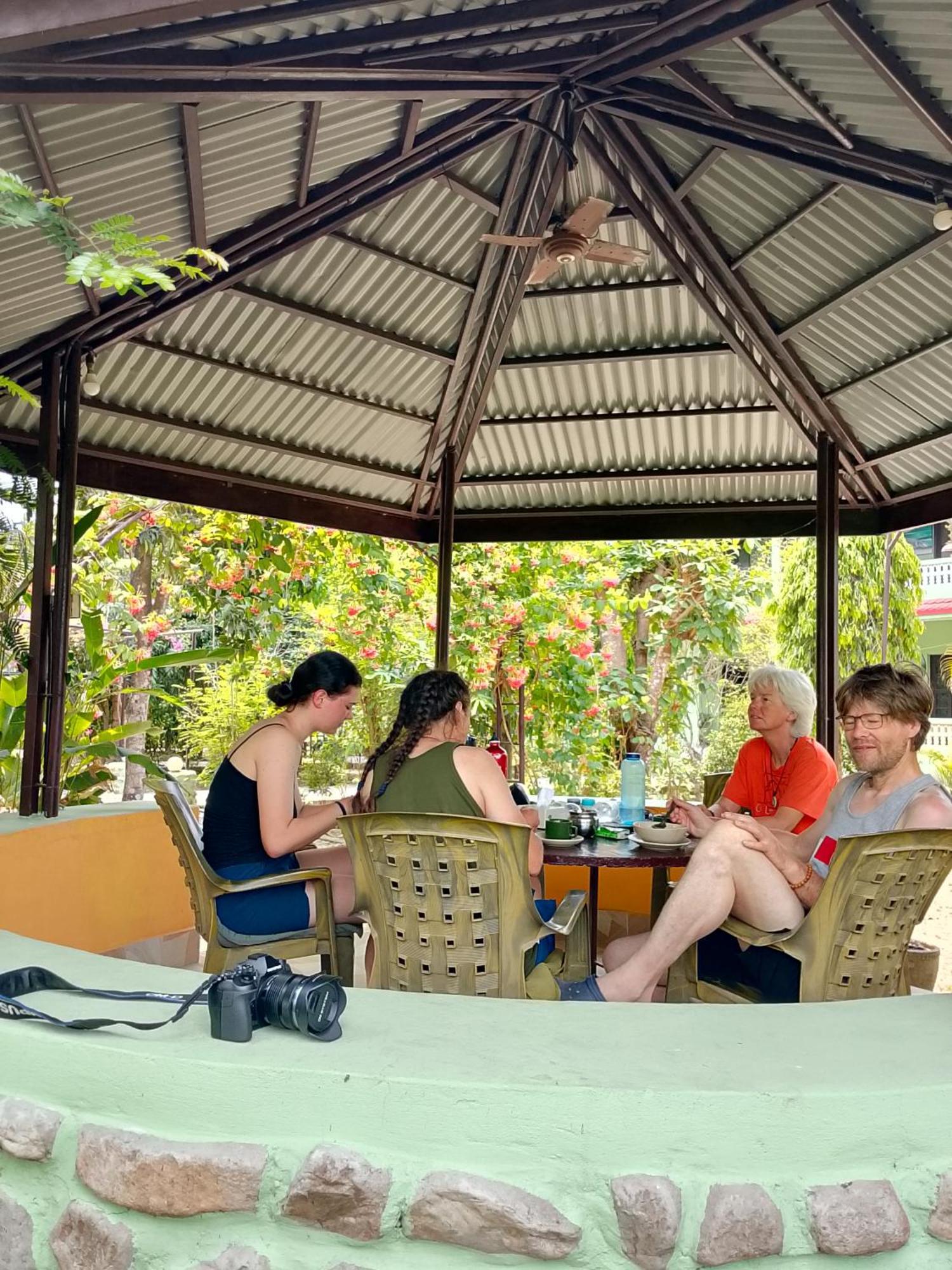 Hotel Rhino Land-Sauraha Family Home Exterior foto