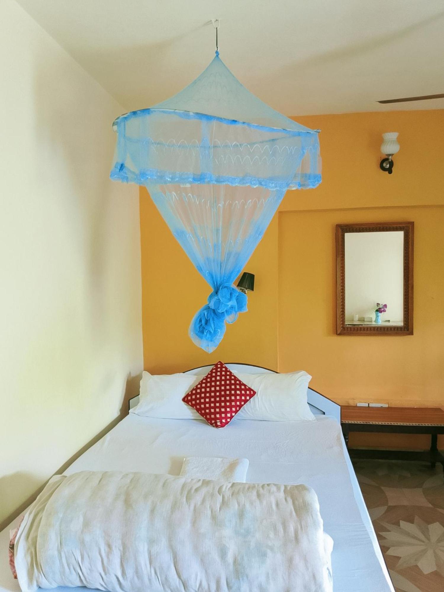 Hotel Rhino Land-Sauraha Family Home Exterior foto